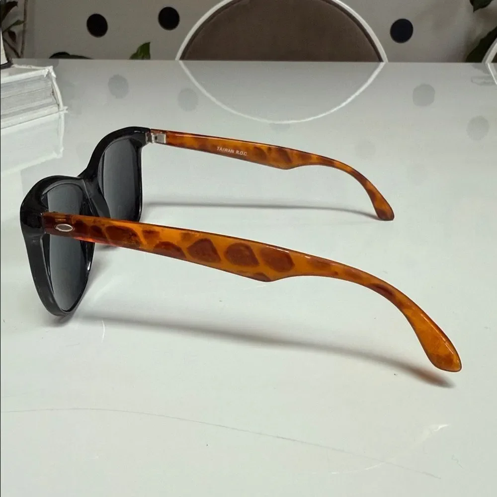 Vintage 1970s Deadstock Tortoise Shell Arm Black Wayfarer Sunglasses